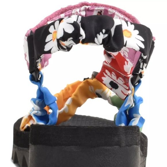 WILD PAIR Kendie Sporty Wedge Sandals - Picture 3 of 6